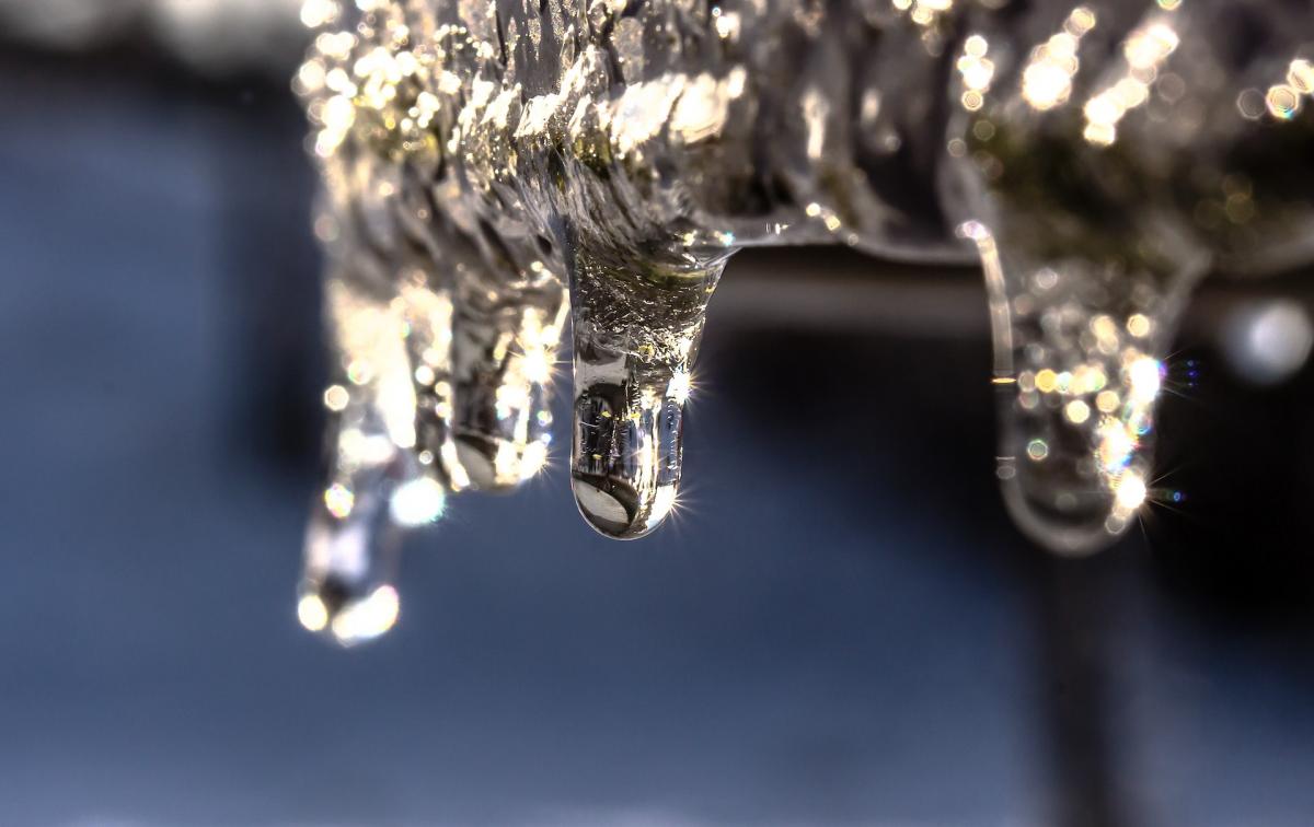 How to unfreeze frozen pipes quickly and safely