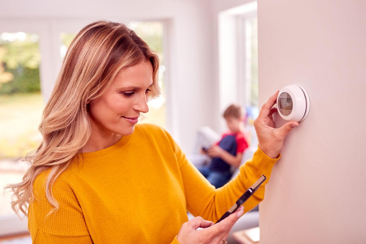 How to Use a Smart Thermostat to Efficiently Cool Your Home